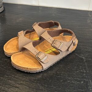Toddler Kids Birkenstock Sandals
Size 32 - brand new